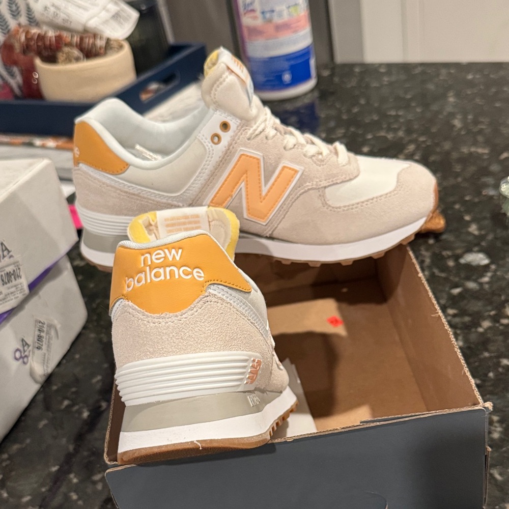 New Balance Women's 574 Shoes - Picture 8 of 9